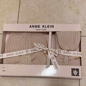 Anne klein hat and mitten set